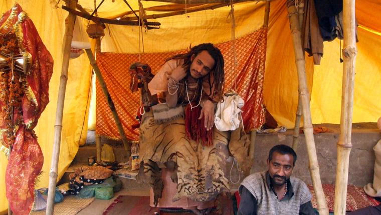Kisah “Standing Baba” di India: 12 Tahun Tak Duduk, Tapi Bukan Berarti Tak Pernah Tidur