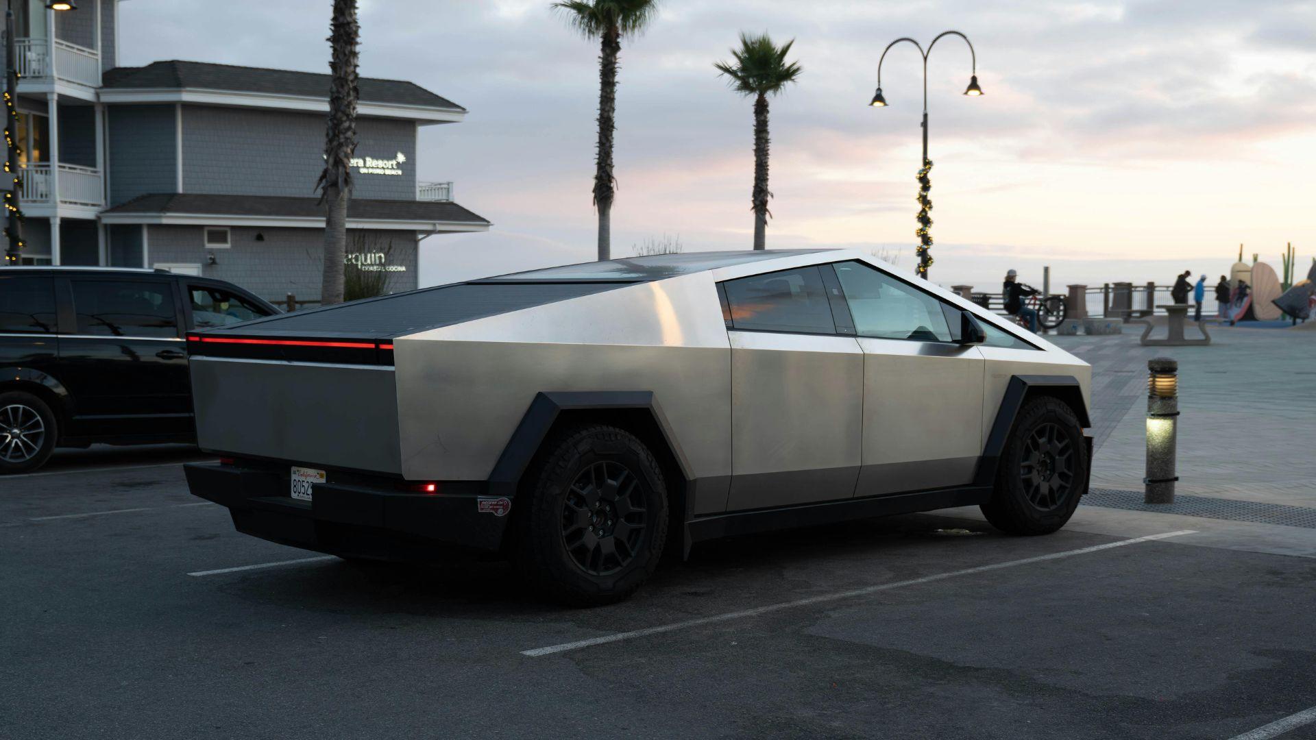 Tesla Goyang: Laba Menyusut, Elon Musk Redup?