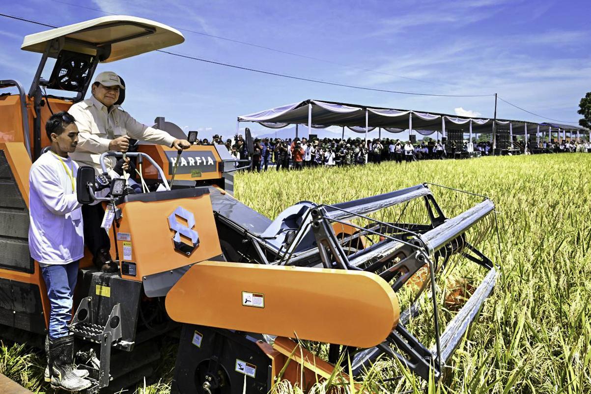 Prabowo Ikut Panen Raya di Majalengka, Tegaskan Komitmen Pemerintah Jaga Kedaulatan Pangan